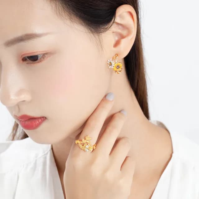 【Les Nereides】甜蜜蜂光-雛菊與蜂巢圈型耳環