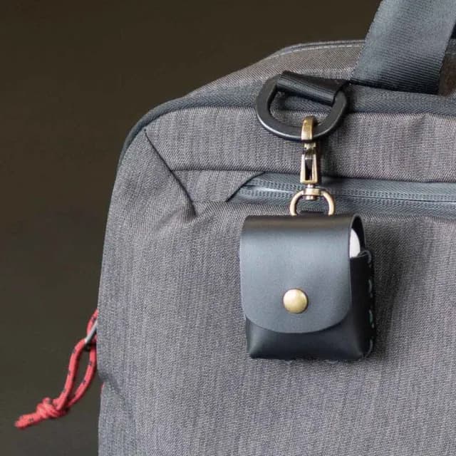 【Troika】情人節禮物 真皮藍芽耳機盒保護套#適用AirPods1.2代和其他無線耳機(充電線開口設計與