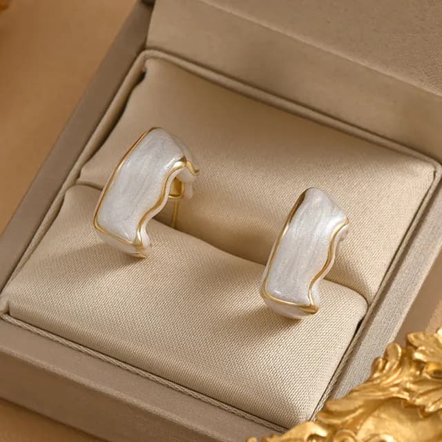 【Umi】925純銀針淡金色復古輕奢珍珠光澤象牙米白色圓形環繞環形耳環(日韓時尚潮流耳飾耳針耳墜耳釘)