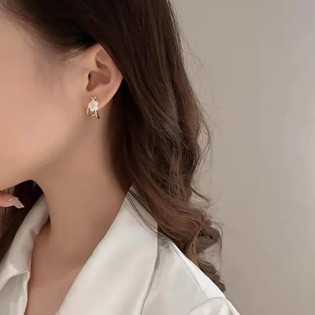 【Umi】925純銀針淡金色微鑲鋯石復古輕奢白色小花朵造型耳環67457(日韓時尚潮流耳飾耳針耳墜耳釘)