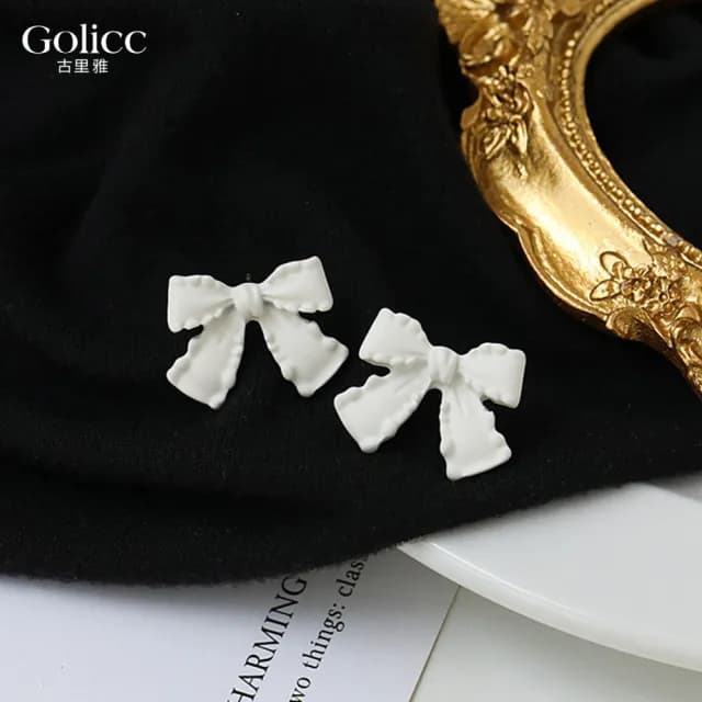 【Golicc】耳環 白 蝴蝶結(七夕 情人節 生日 飾品 耳釘 耳飾 耳墜 禮物)