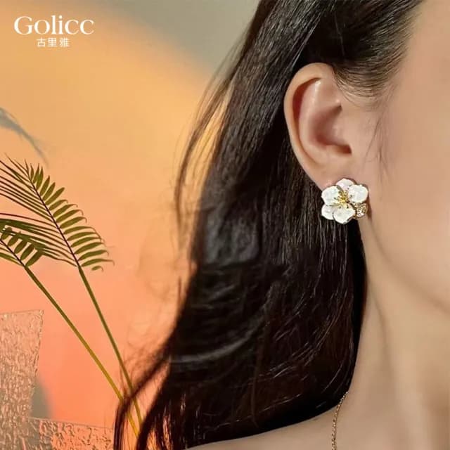【Golicc】耳環 小香風 花瓣 鋯石(七夕 情人節 生日 飾品 耳釘 耳飾 耳墜 禮物)