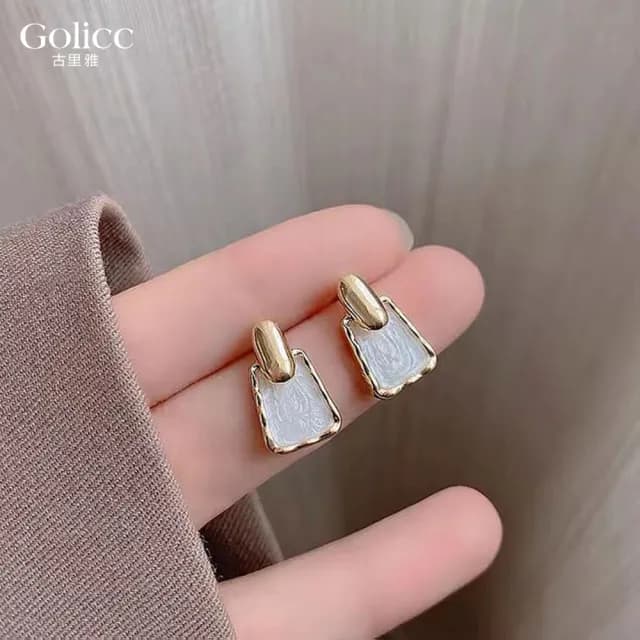 【Golicc】耳環 韓國 白色 山茶花(七夕 情人節 生日 飾品 耳釘 耳飾 耳墜 禮物)