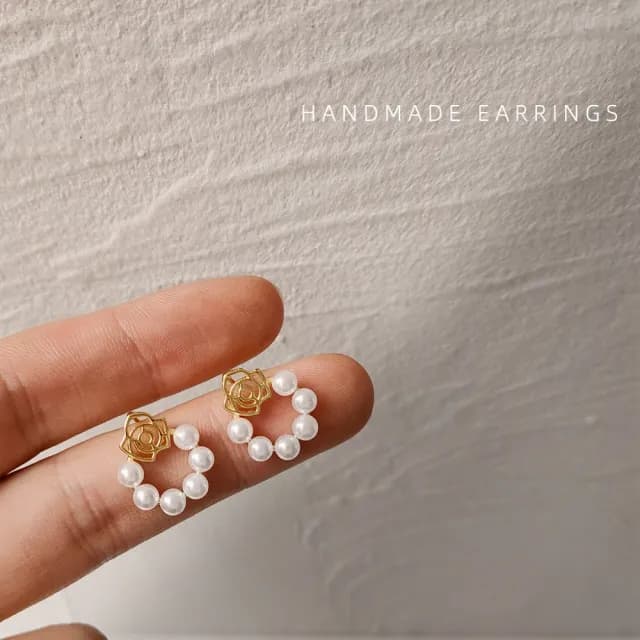 【TWINKLE】花卉系列 鏤空玫瑰花x人造珍珠925銀針耳環#TW0197(鍍14K金 925銀針)