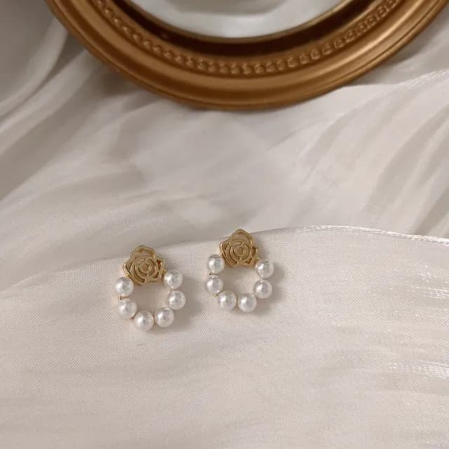 【TWINKLE】花卉系列 鏤空玫瑰花x人造珍珠925銀針耳環#TW0197(鍍14K金 925銀針)