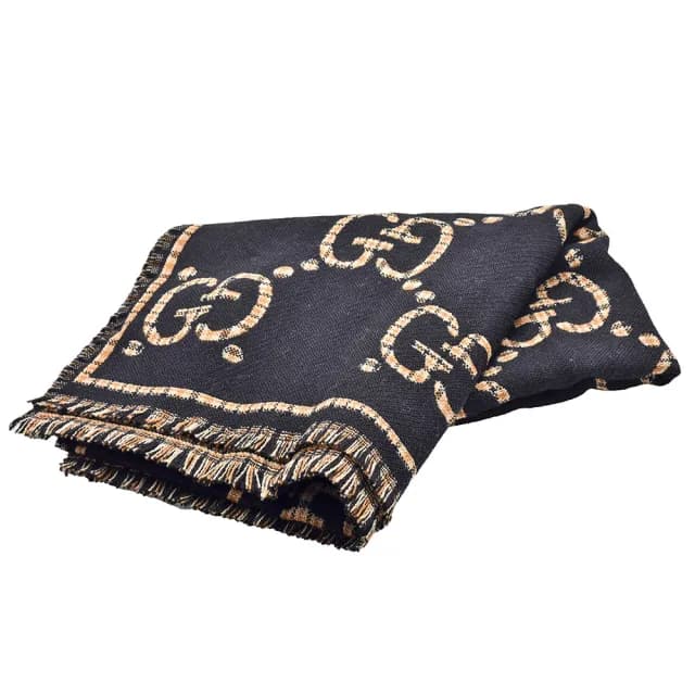 【GUCCI 古馳】經典格紋GG織花羊毛圍巾(黑/米色660025-4G386-1079)