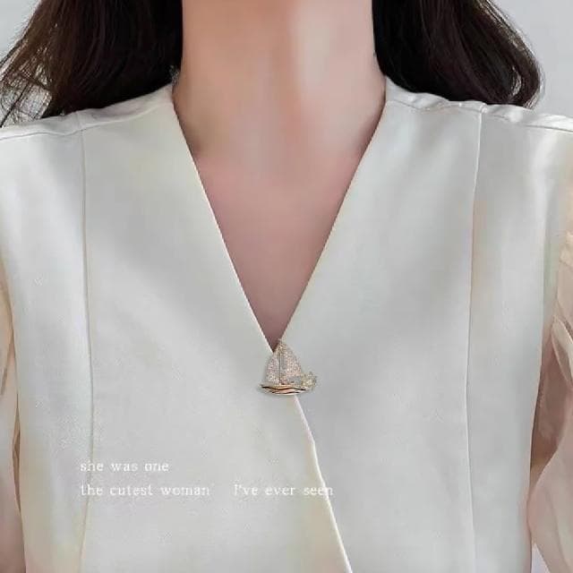 【珍貴收藏】精緻小帆船高檔胸針(男女 一帆風順 造型小別針 包包別針 防走光 胸花 畢業禮物 紀念品)
