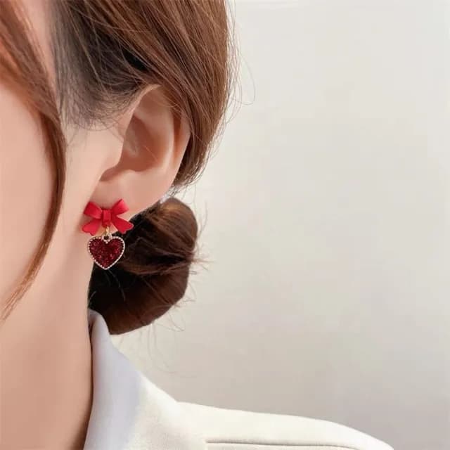 【Emi 艾迷】紅色蝴蝶結閃耀亮彩愛心 925銀針 耳環 耳夾 無耳洞