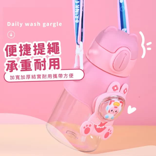 【出遊必備】太空貓粉紅彈蓋吸管水壺680ml-附背帶(兒童水壺 可愛 造型 大容量 防漏 耐摔 矽膠吸管 禮物)