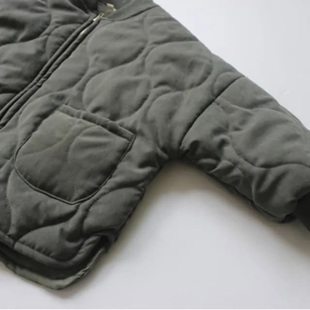 【橘魔法】麂皮波浪壓紋側邊開岔鋪棉外套(長袖 拉鍊 鋪棉 外套 男童 女童 飛行外套 童裝 兒童)