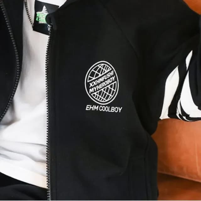 【橘魔法】街頭圓印條紋插肩拉鍊長袖外套+運動長褲(大童 連帽外套 薄外套 套裝 男童 兒童 童裝)