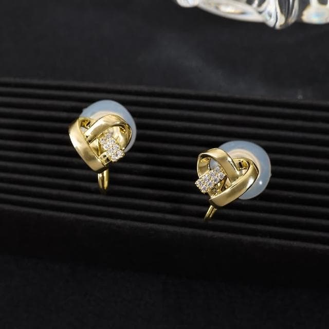 【Emi 艾迷】時尚愛心綴鑽 925銀針耳環 耳夾 無耳洞 夾式耳環 無痛耳夾 蚊香盤耳夾