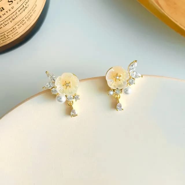 【Emi 艾迷】玫瑰花束鋯石珍珠 耳環 耳夾 無耳洞 夾式耳環 無痛耳夾 蚊香盤耳夾