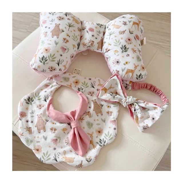 【Lianne baby】粉鹿熊森林手工寶寶蝴蝶枕圍兜髮帶彌月禮盒 嬰兒禮物(滿月禮 收涎禮物 週歲禮 彌月禮盒)