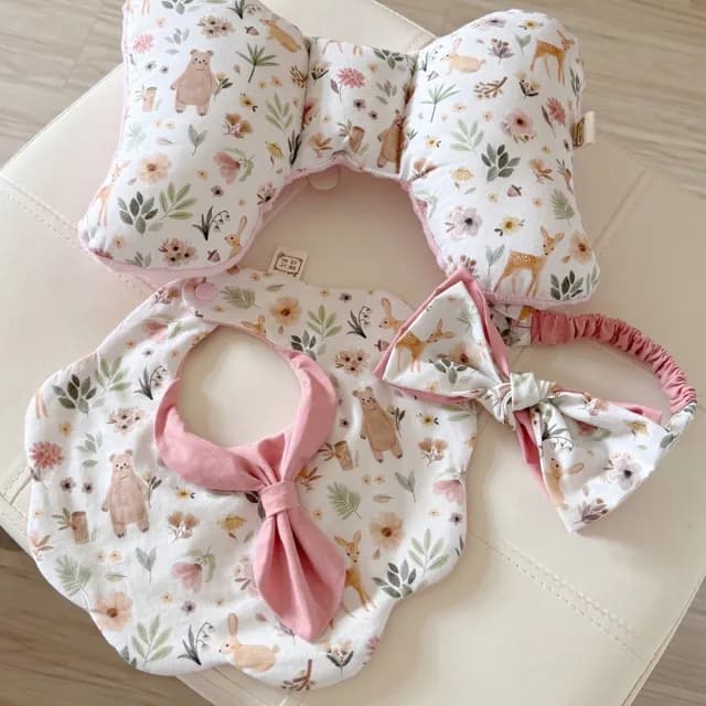 【Lianne baby】粉鹿熊森林手工寶寶蝴蝶枕圍兜髮帶彌月禮盒 嬰兒禮物(滿月禮 收涎禮物 週歲禮 彌月禮盒)