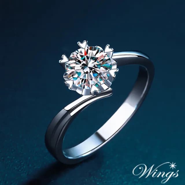 【WINGS】莫桑鑽 925純銀戒指《幸福捧花》一克拉 六爪鑽戒・求婚款(七夕 情人節 女生禮物送禮 生日)