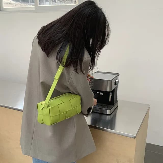 【LEESA】情人節禮物 皮編織包\女包\軟皮包包\側背包\韓系編織包\編織包\生日禮物\腋下包\手編\斜背包