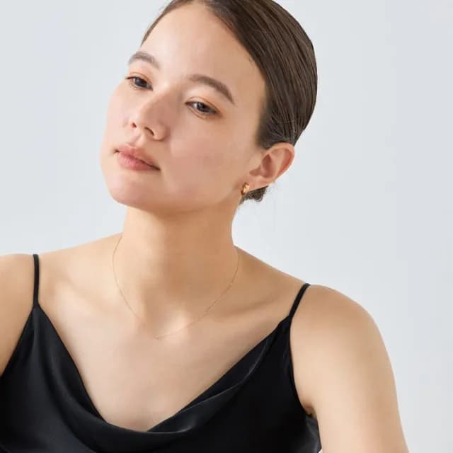 【ete】優雅花瓣髮絲紋耳環(金色)
