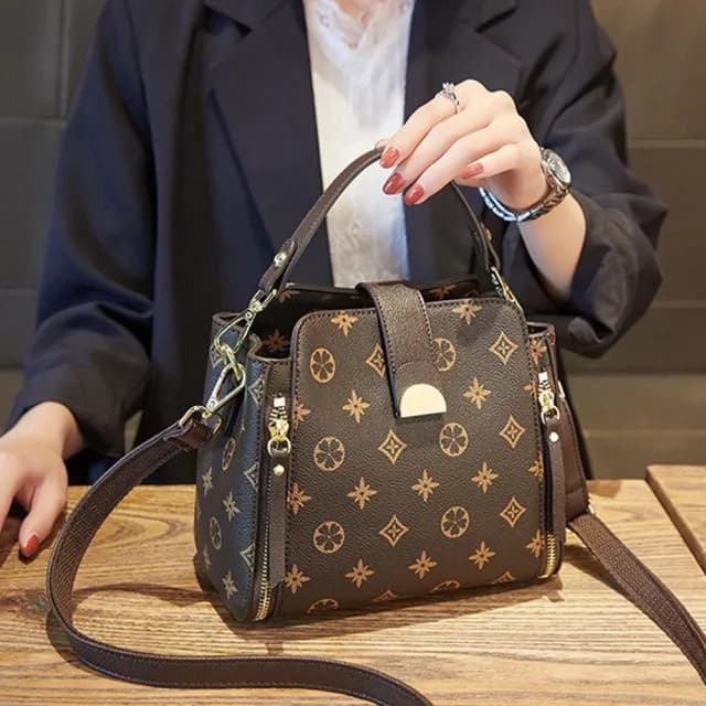 【LEESA】情人節禮物 側背包\手提包\復古包\皮革包包\老花包包\包包\水桶包\包包女\通勤包\小方包\防水包\