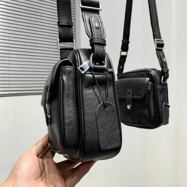 【MoonDy】斜背包 真皮包包 男包包 时尚迷你小背包 男生禮物 攜便包 日本包包 牛皮側背包 情侶包包