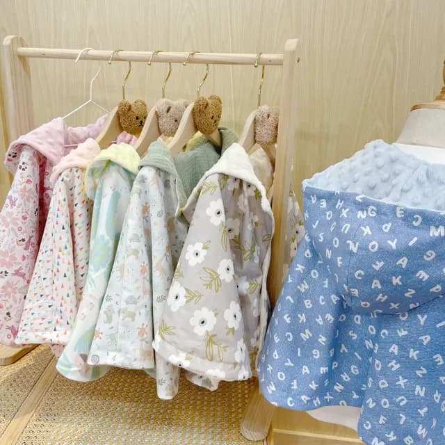 【Lianne baby】牛仔Boy英文學 嬰幼兒80-100公分手工保暖斗篷嬰兒禮物(滿月禮 收涎禮物 週歲禮 彌月禮盒)