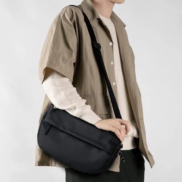 【LEESA】帆布斜背包\郵差包\禮物\帆布包\包包男\男生包包\生日禮物\側背包\黑色包包\運動包包\