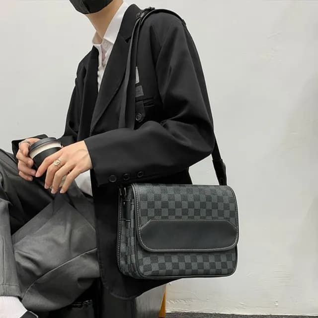 【LEESA】情人節禮物 七夕 皮革郵差包\公文包\男生包包\千元內CP值最高\側背包男\斜背包男\男包包大容量\男