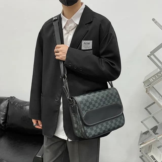 【LEESA】情人節禮物 七夕 皮革郵差包\公文包\男生包包\千元內CP值最高\側背包男\斜背包男\男包包大容量\男