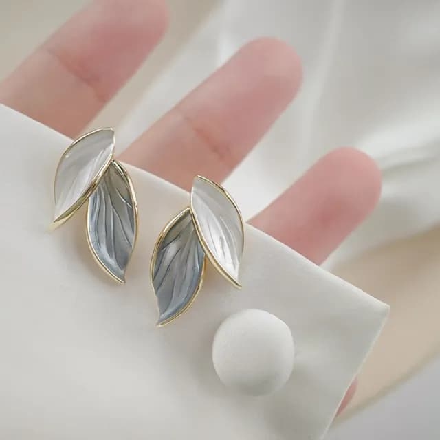 【Umi】925純銀針淡金色復古輕奢珍珠光澤灰色與白色葉子流線型造型耳環(日韓時尚潮流耳飾耳針耳墜耳釘873)