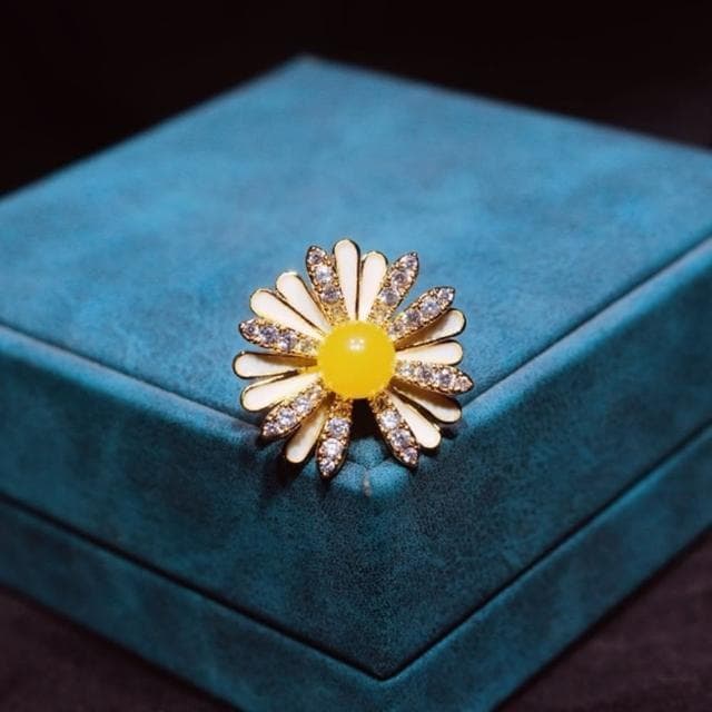 【Penny珮妮】俄羅斯蜜蠟雞油黃雛菊小胸針6mm(母親節禮物/交換禮物/送女友/送閨蜜/生日禮物/情人節)