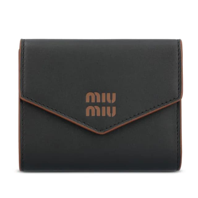 【MIU MIU】時尚LOGO 多功能 黑色 棕色 小牛皮 翻蓋錢包 三摺短夾(韓星熱愛品牌)