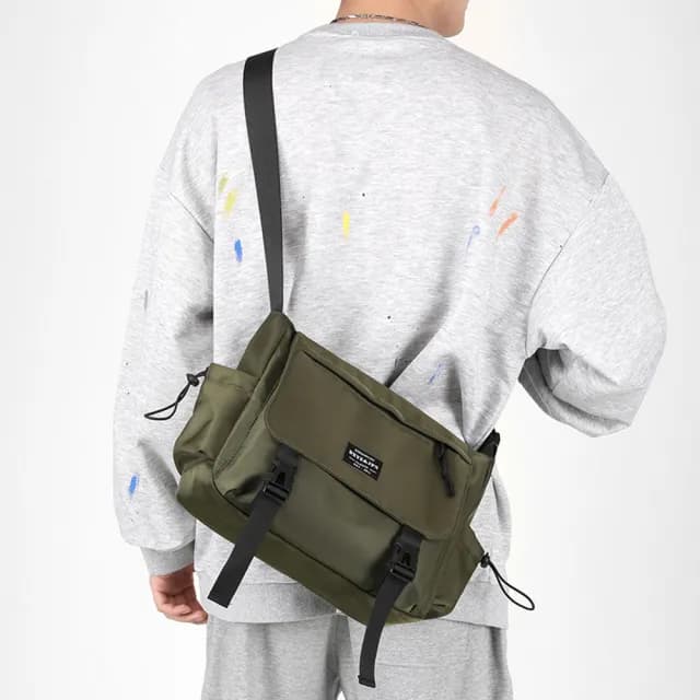 【Starshop】尼龍防潑水男士斜挎包 14吋 機能側背包 斜背包 郵差包 單肩包 防水包(父親節禮物)