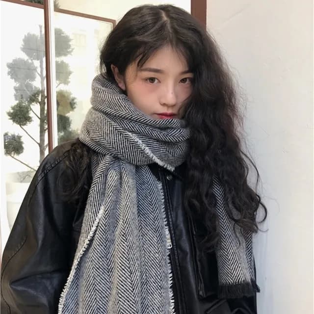 【橘魔法】黑白斜紋鬚邊仿羊絨圍巾(披肩 披巾 脖圍 圍脖 毯子 大人 配件 寒流 保暖 交換禮物)