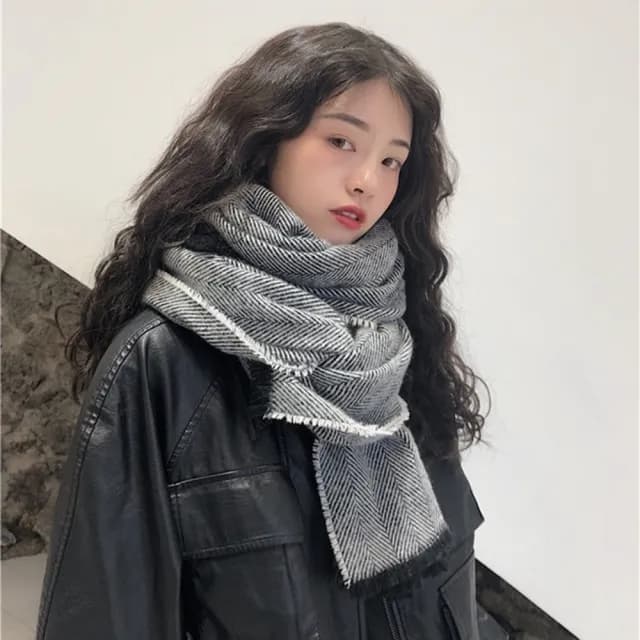 【橘魔法】黑白斜紋鬚邊仿羊絨圍巾(披肩 披巾 脖圍 圍脖 毯子 大人 配件 寒流 保暖 交換禮物)