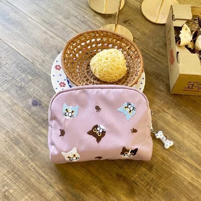 【可愛一包】日系貓咪刺繡化妝包(補妝包 保養品 旅遊 旅行 出國 分裝 收納包 婚禮小物 包包)