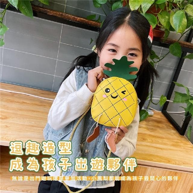 【好運旺旺來】小鳳梨印花卡通兒童單肩包(滑順拉鍊 小孩 寶寶 斜跨包 斜背包 出國旅遊 過年 生日禮物)