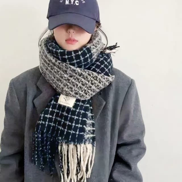 【橘魔法】格子小標籤仿羊絨圍巾(披肩 披巾 毯子 大人 配件 寒流 滑雪 保暖 交換禮物)