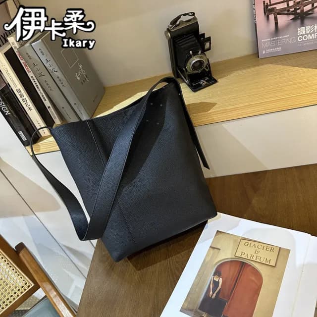 【Ikary 伊卡柔】情人節禮物 復古極簡真皮水桶包(真皮包包 9831)