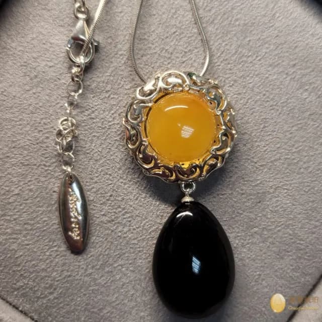 【優雅琥珀】母親節禮物 金絞蜜與紅珀 銀雕項鍊(凸圓形蜜蠟與水滴形紅珀 具鑑定證書)