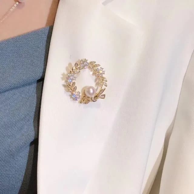 【Penny珮妮】韓式精工鑲嵌花環珍珠女神胸針吊墜兩用(母親節禮物/交換禮物/送女友/送閨蜜/生日禮物/情人節)