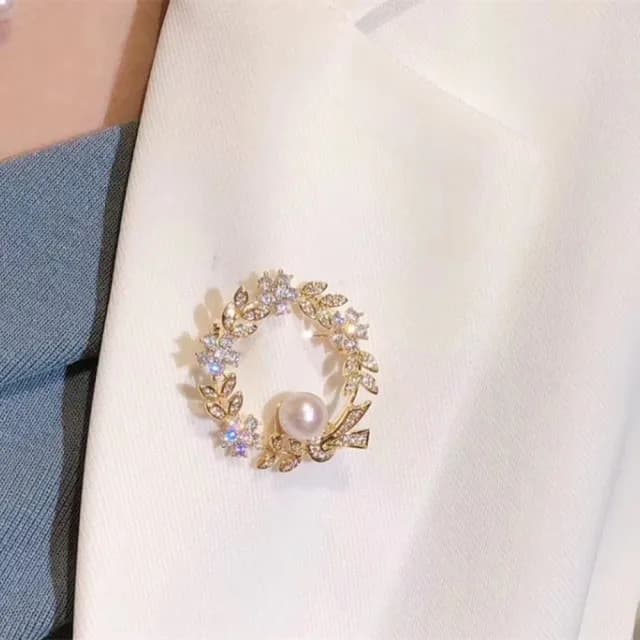 【Penny珮妮】韓式精工鑲嵌花環珍珠女神胸針吊墜兩用(母親節禮物/交換禮物/送女友/送閨蜜/生日禮物/情人節)