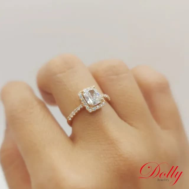 【DOLLY】1克拉 E/VS2 天然鑽石枕型車工18K玫瑰金鑽石戒指-002(母親節 長輩送禮 交換禮物首選)