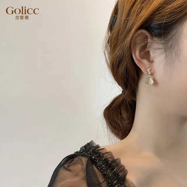 【Golicc】耳環 法式精鑲 優雅扇形小裙(七夕 情人節 生日 飾品 耳釘 耳飾 耳墜 禮物)