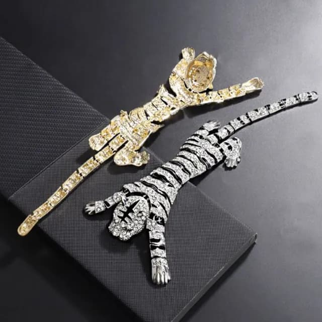 【Penny珮妮】輕奢金屬鑲鑽靈動老虎大胸針披肩裝飾2色可選(生日禮物/交換禮物/情人節/宴會/送男友/尾牙)