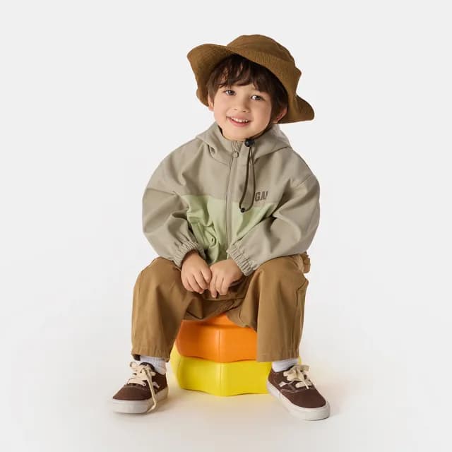 【GAP】男幼童裝 Logo印花防風防潑連帽外套-卡其色(759387)