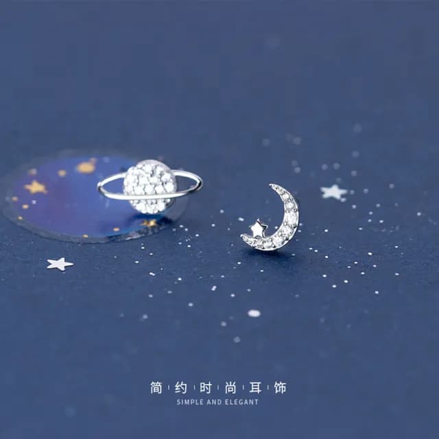 【Umi】輕奢星月耳飾｜不對稱設計・低調閃耀(白金色)