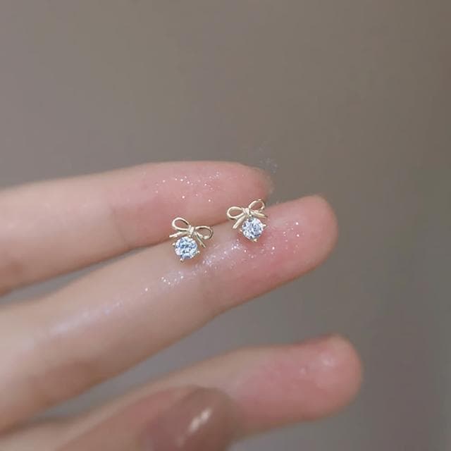 【Umi】輕奢蝴蝶結耳飾｜簡約設計・微鑲閃耀美感(白金色)