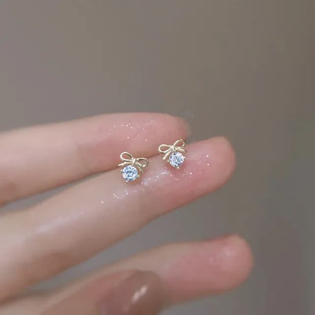 【Umi】輕奢蝴蝶結耳飾｜簡約設計・微鑲閃耀美感(白金色)