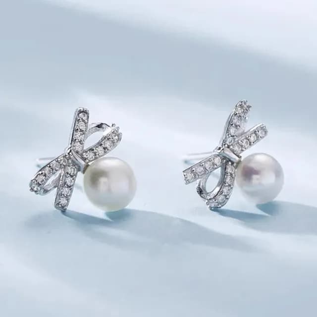 【Umi】閃爍蝶舞 珍珠仿鑲鑽蝴蝶結耳釘 展現氣質優雅與精緻(白金色)