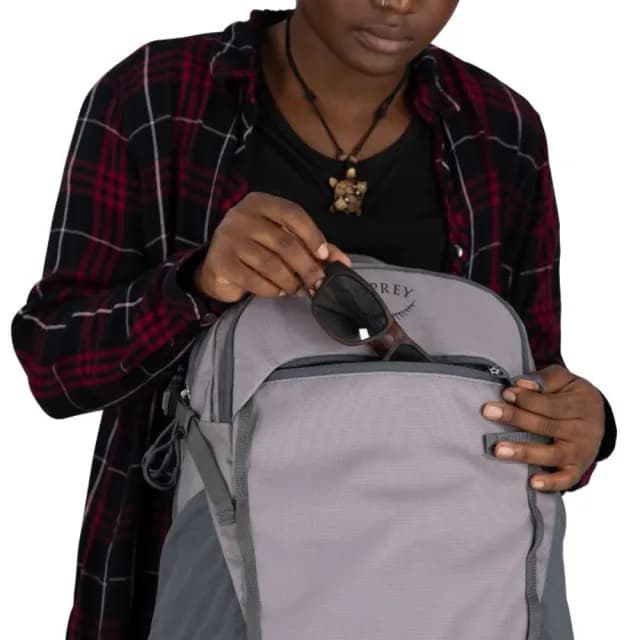 【Osprey】情人節禮物 Axis 24 多功能通勤電腦背包 聲波灰 Soundwave Grey(休閒後背包 雙肩後背包 筆電背包